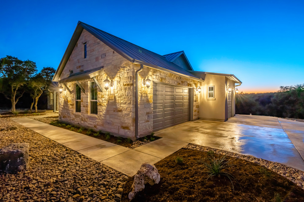 Example of a transitional home design design in Austin