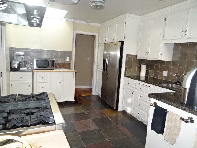 Transitional Mixed Media Kitchen Remodel klassisch-modern