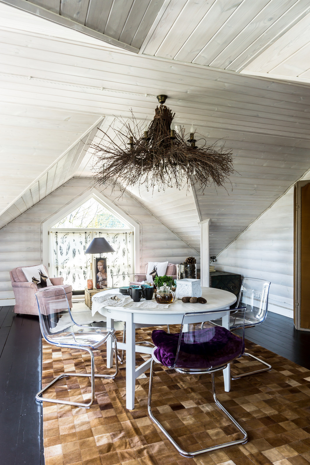 Черно-белая баня с яркими акцентами