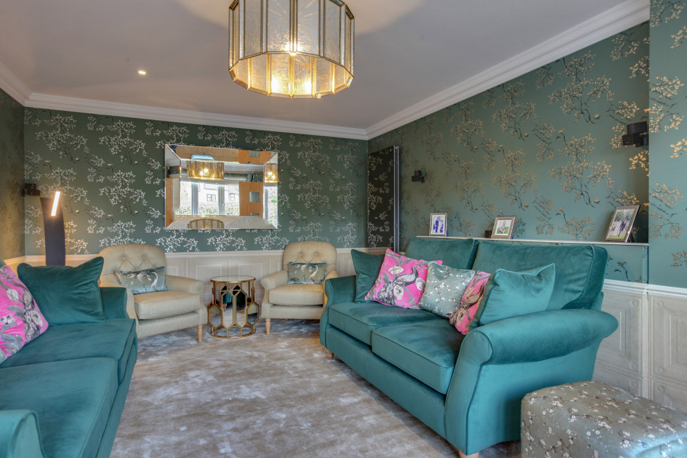 Foto de salón para visitas cerrado clásico pequeño con paredes verdes, moqueta, televisor retractable y papel pintado