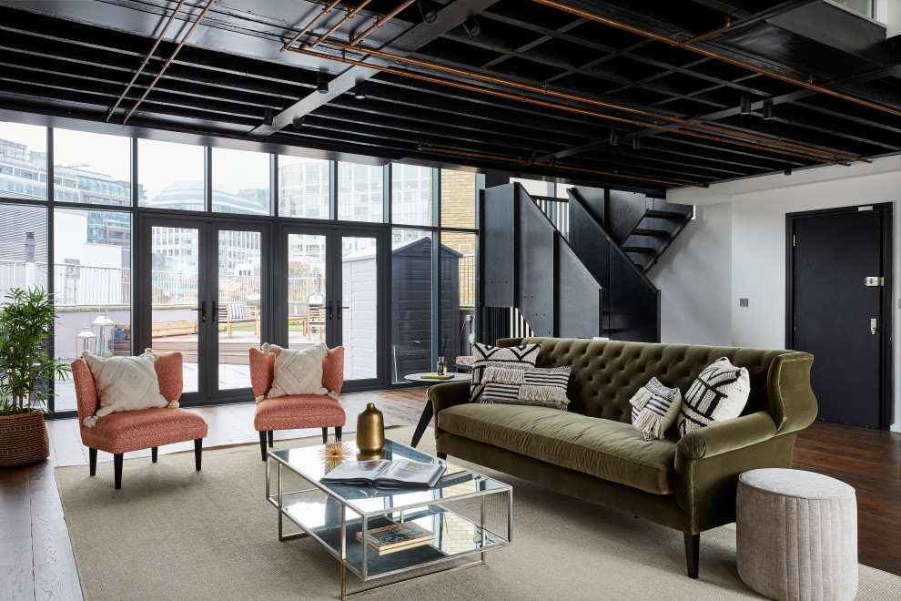 Foto di un grande soggiorno industriale con sala formale, soffitto in perlinato, pareti bianche, parquet scuro e pavimento marrone