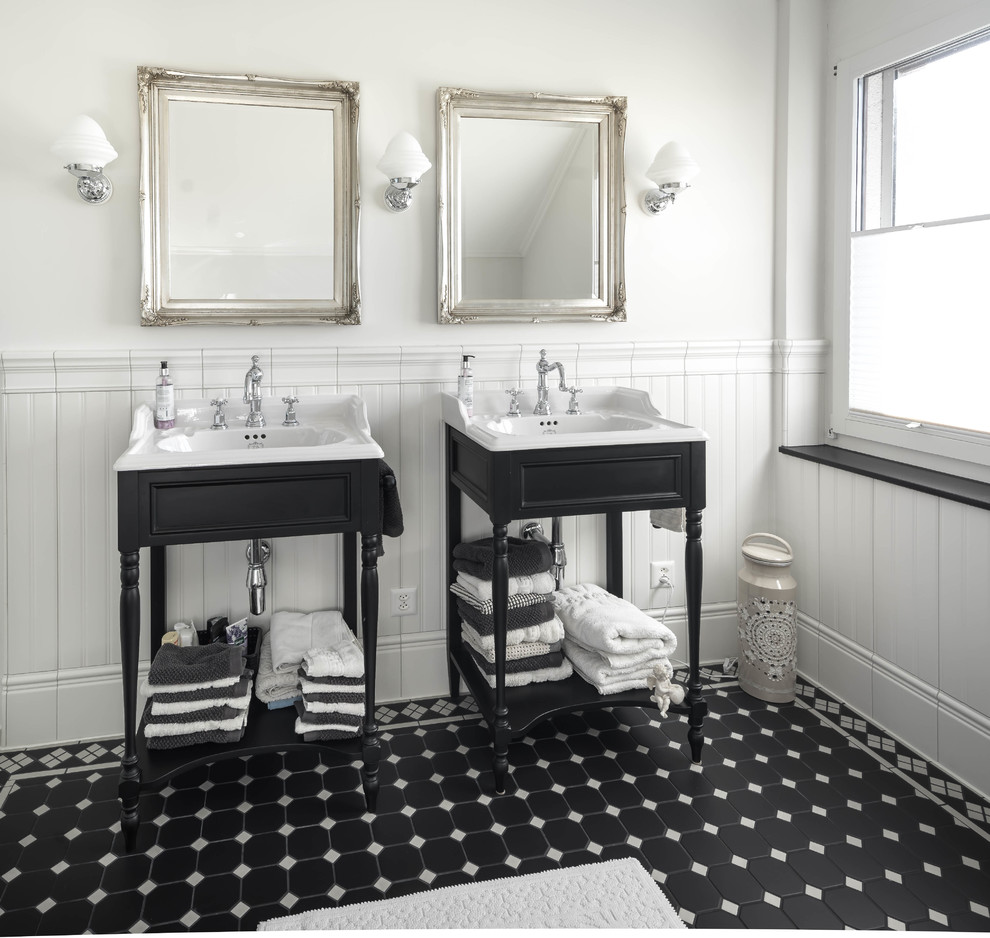 Mittelgroßes Klassisches Badezimmer mit Schrankfronten mit vertiefter Füllung, schwarzen Schränken, weißer Wandfarbe, Keramikboden, Einbauwaschbecken, Quarzwerkstein-Waschtisch und schwarzem Boden in München