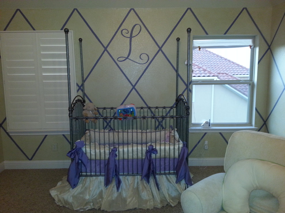 Example of a transitional home design design in Dallas