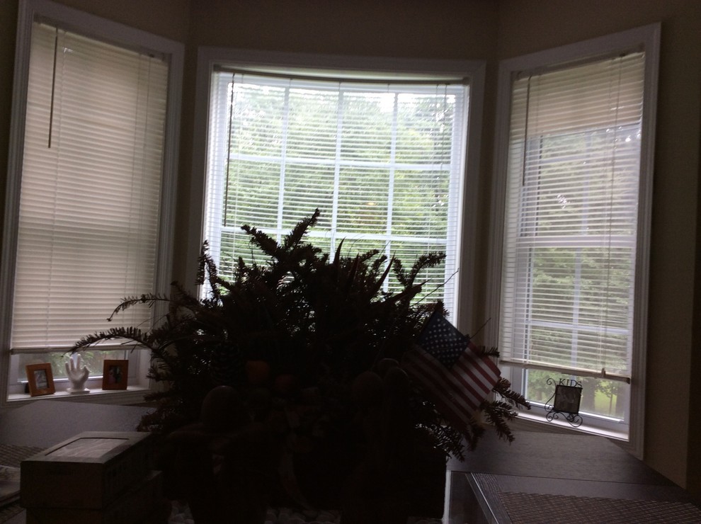 Bay window rods with finials