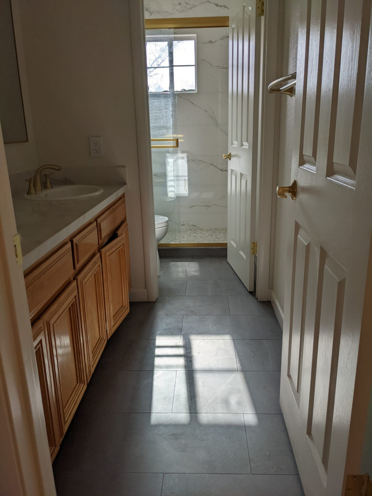 Cette photo montre une salle de bain avec des portes de placard oranges, WC suspendus, un carrelage blanc, un mur blanc, un lavabo encastré, une cabine de douche à porte coulissante, des toilettes cachées, meuble double vasque et meuble-lavabo encastré.