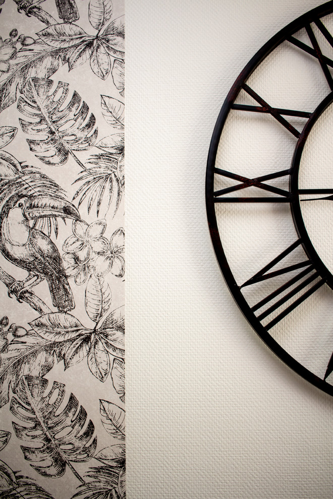 Cette photo montre une cuisine industrielle fermée et de taille moyenne avec un évier 1 bac, des portes de placard noires, un plan de travail en stratifié, une crédence blanche, un électroménager en acier inoxydable et un sol blanc.