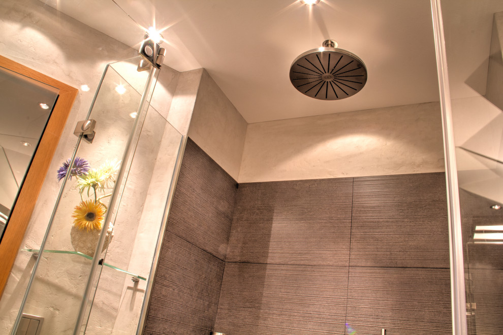 Fliesenlose Dusche With Schrankfronten im Shaker-Stil, grauen Schränken, bodengleicher Dusche, Wandtoilette, grauen Fliesen, grauer Wandfarbe, Laminat, Aufsatzwaschbecken, Waschtisch aus Holz, braunem Boden, Falttür-Duschabtrennung, grauer Waschtischplatte, Einzelwaschbecken and freistehendem Waschtisch in Munich