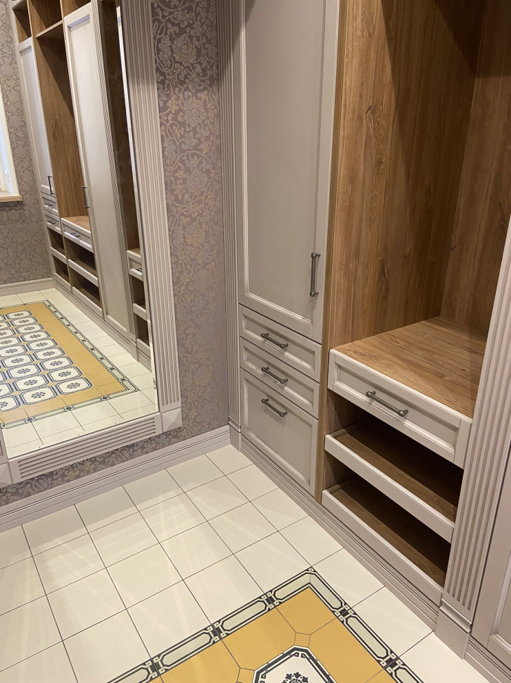 Интерьер гардеробной в загородном доме