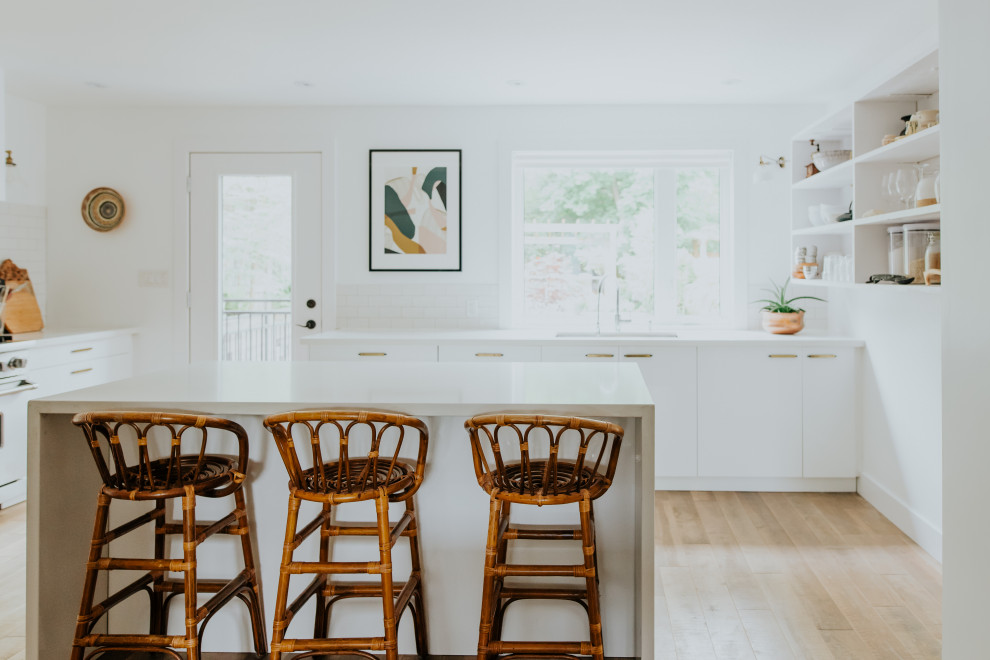 Example of a transitional kitchen design in Toronto