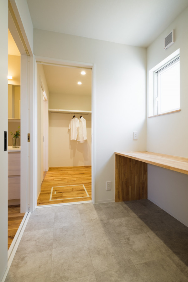 Single-wall laundry room in Kyoto with white walls, grey floor, beige benchtop, wallpaper and wallpaper.