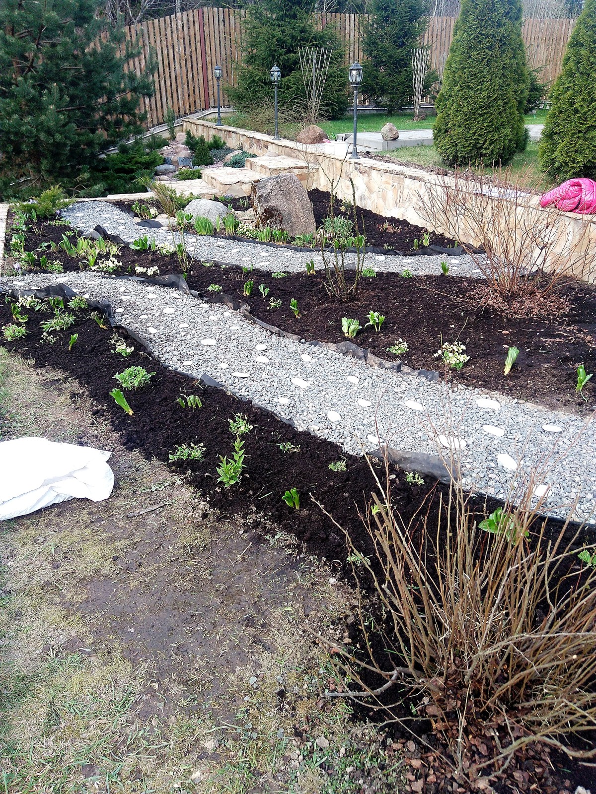 Реконструкция старых клумб, восстановление газонов