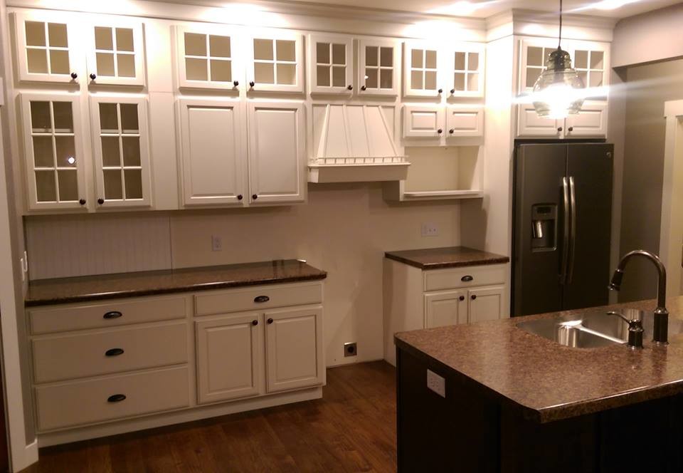 Inspiration for a contemporary home design remodel in Milwaukee