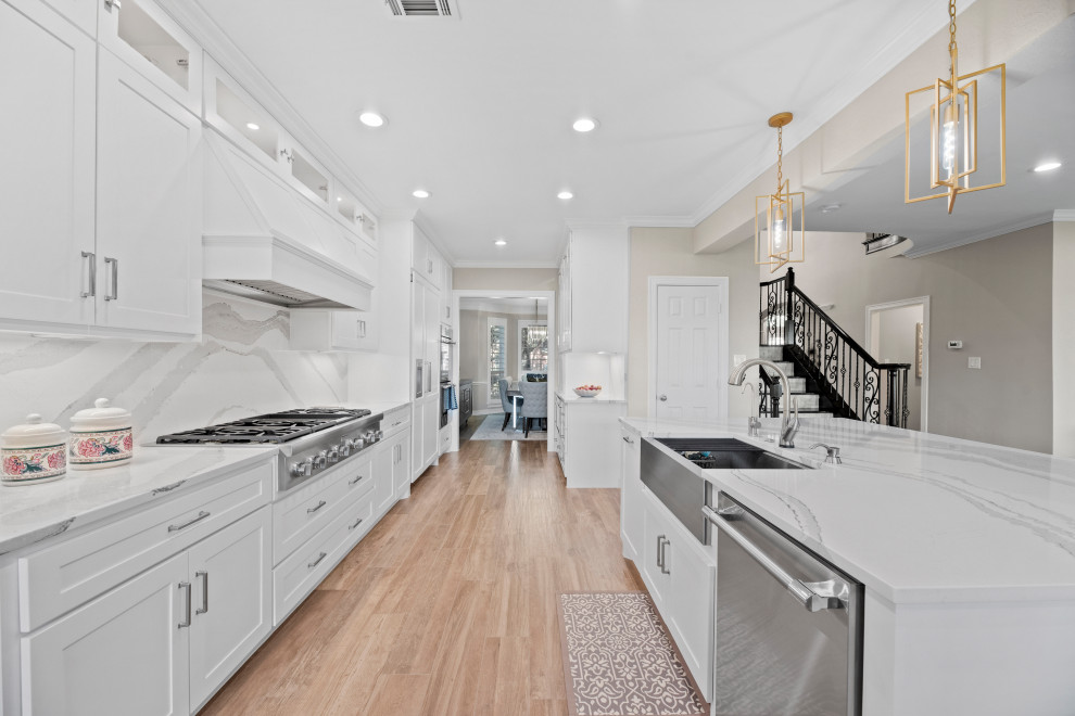 Idéer för att renovera ett stort funkis vit linjärt vitt kök med öppen planlösning, med en rustik diskho, vita skåp, bänkskiva i kvarts, vitt stänkskydd, stänkskydd i sten, rostfria vitvaror, klinkergolv i porslin och en köksö