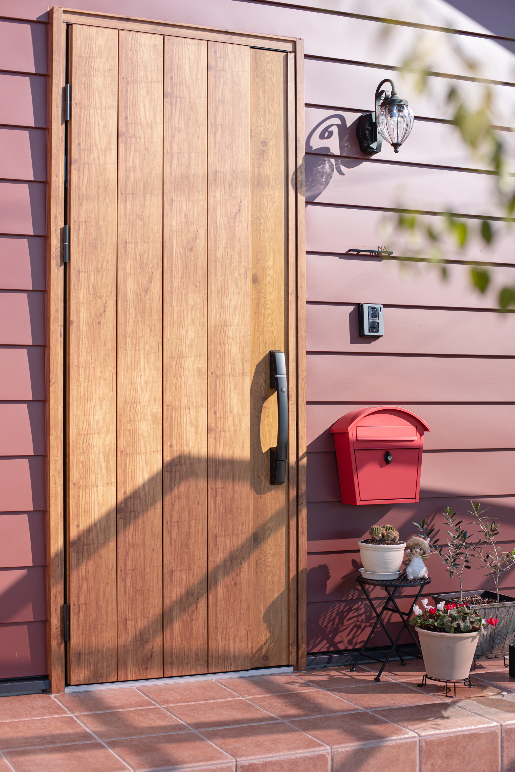 ピンクのおしゃれな玄関ドアの画像 75選 - 2026 年 7月 | Houzz (ハウズ)