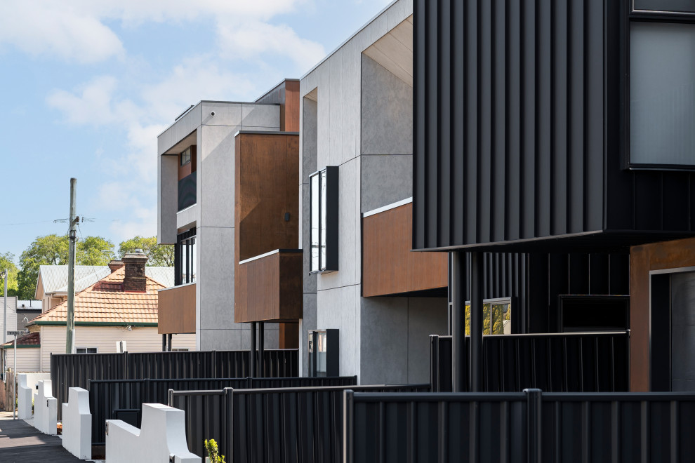 Modelo de fachada de casa pareada negra urbana de tres plantas