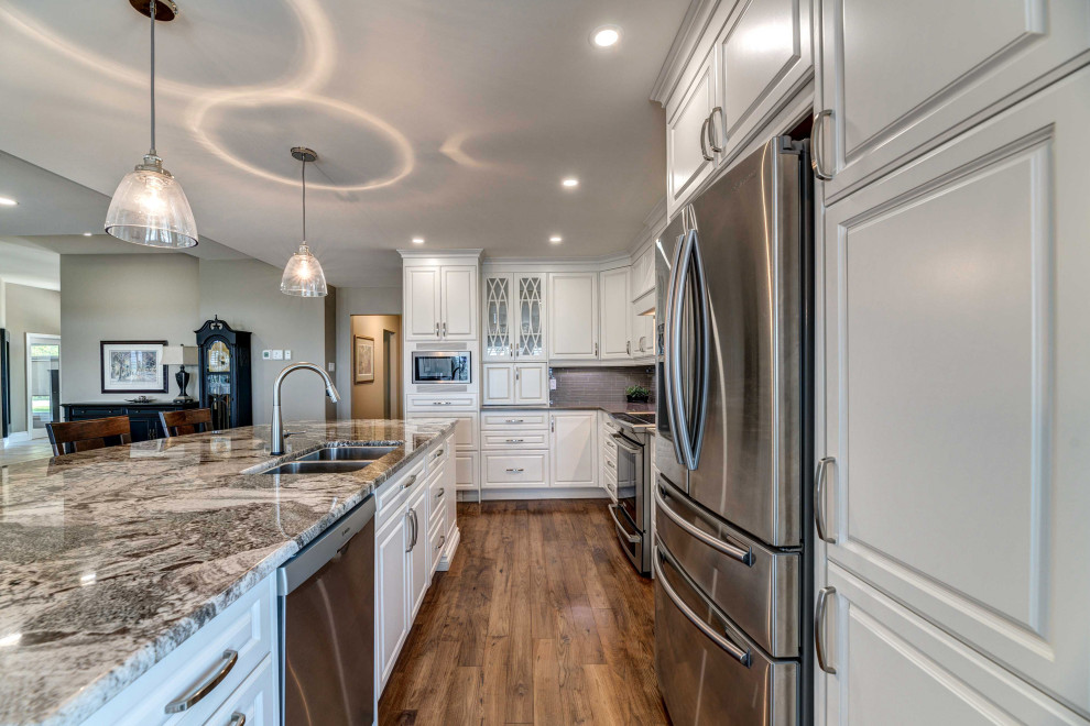 Kitchen - transitional kitchen idea