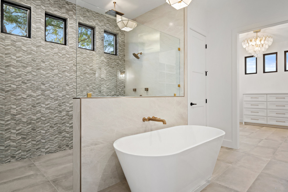 Inspiration för ett lantligt vit vitt en-suite badrum, med skåp i shakerstil, skåp i ljust trä, ett fristående badkar, en kantlös dusch, flerfärgade väggar, ett undermonterad handfat och grått golv