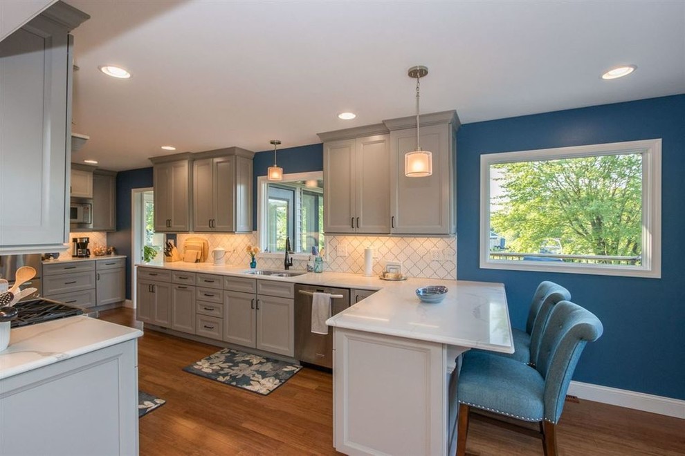 Example of a transitional home design design in Cedar Rapids