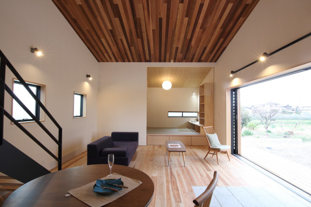 大屋根と薪ストーブのいえ contemporain-salon