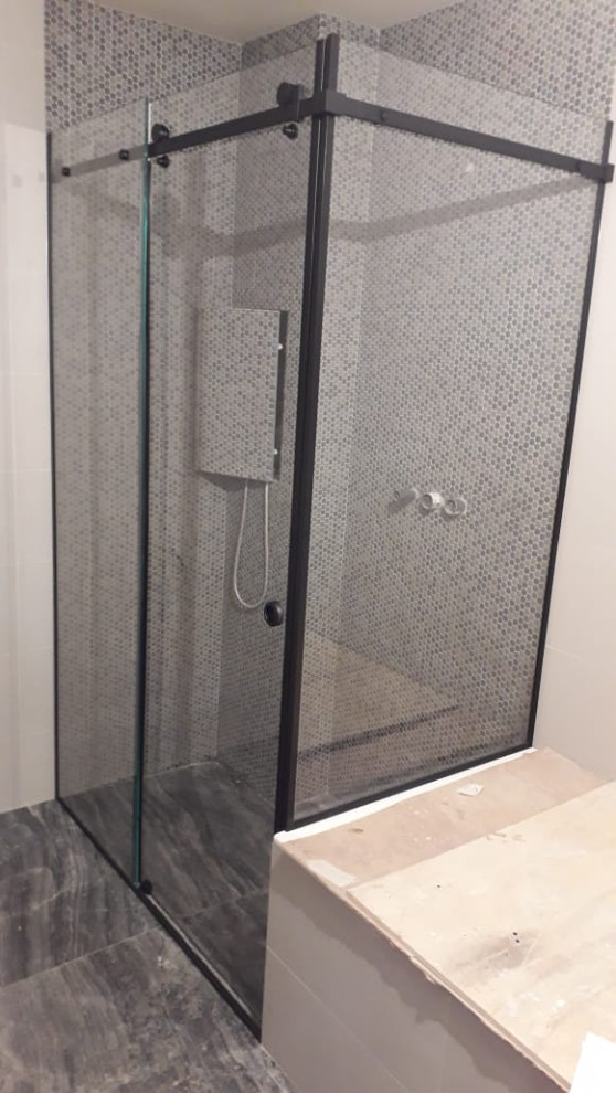 Стеклянная перегородка для душа