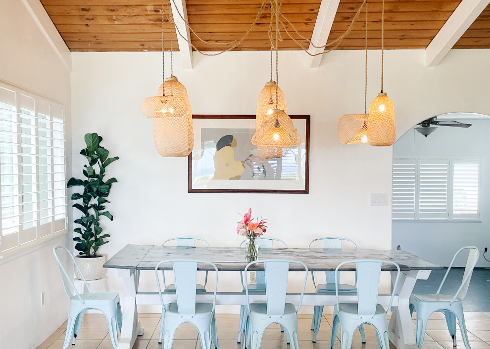 Inspiration pour une salle à manger marine de taille moyenne avec un mur blanc, un sol en carrelage de céramique, un sol beige et poutres apparentes.