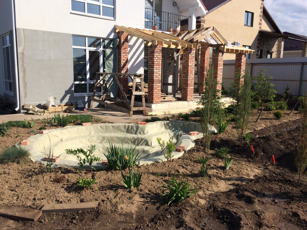 Садовый пруд с мостиком