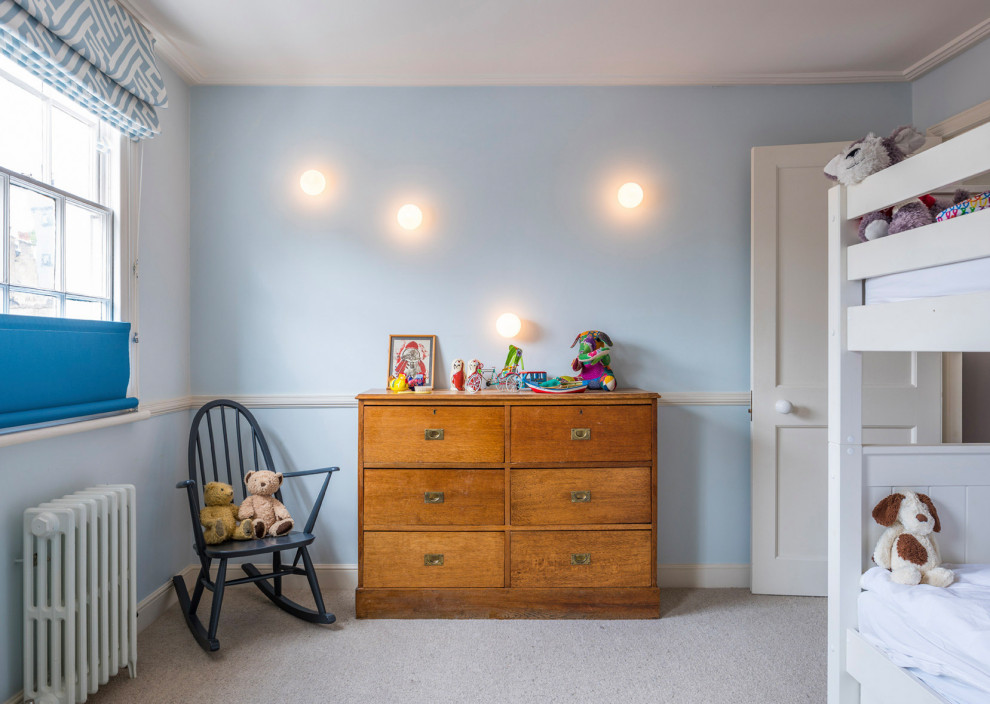 Inspiration för mellanstora klassiska könsneutrala barnrum kombinerat med sovrum, med gula väggar, målat trägolv och vitt golv