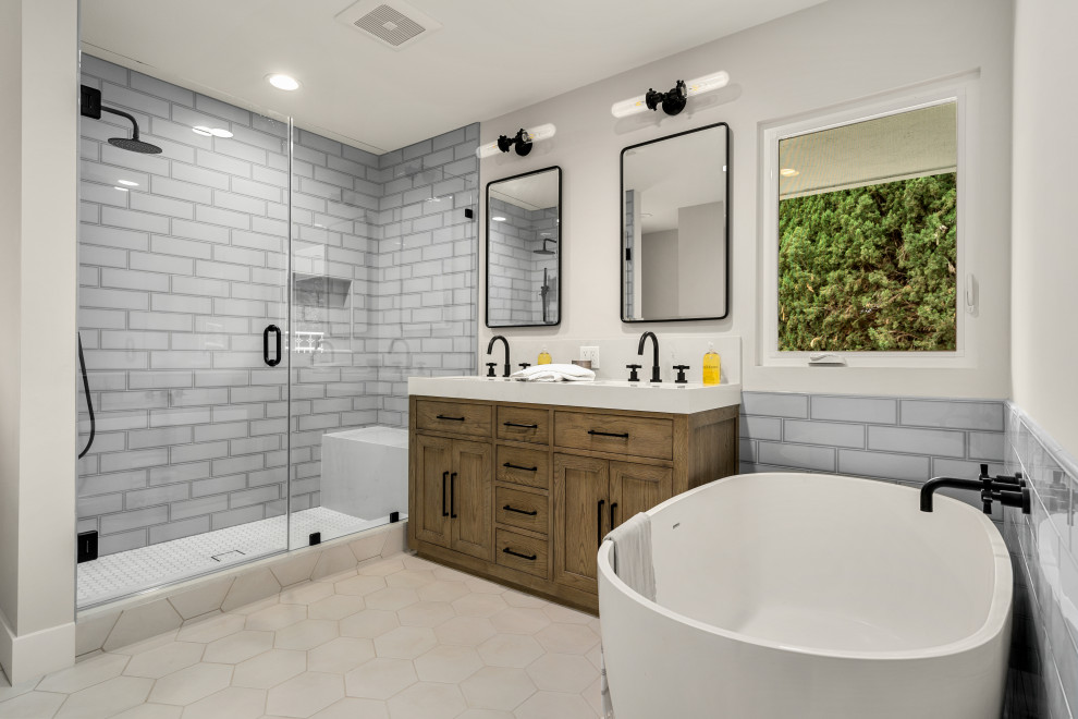 Exempel på ett mellanstort lantligt vit vitt badrum med dusch, med släta luckor, skåp i ljust trä, keramikplattor, klinkergolv i porslin, ett undermonterad handfat, bänkskiva i kvarts och vitt golv