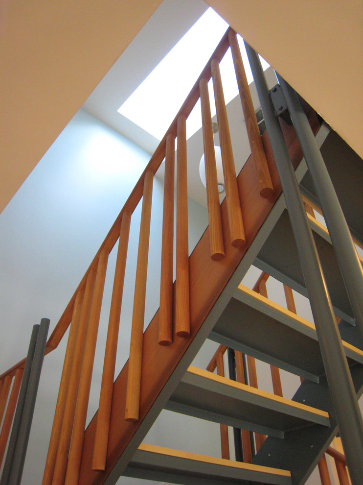 Imagen de escalera en U tradicional renovada grande con escalones de madera y contrahuellas de metal