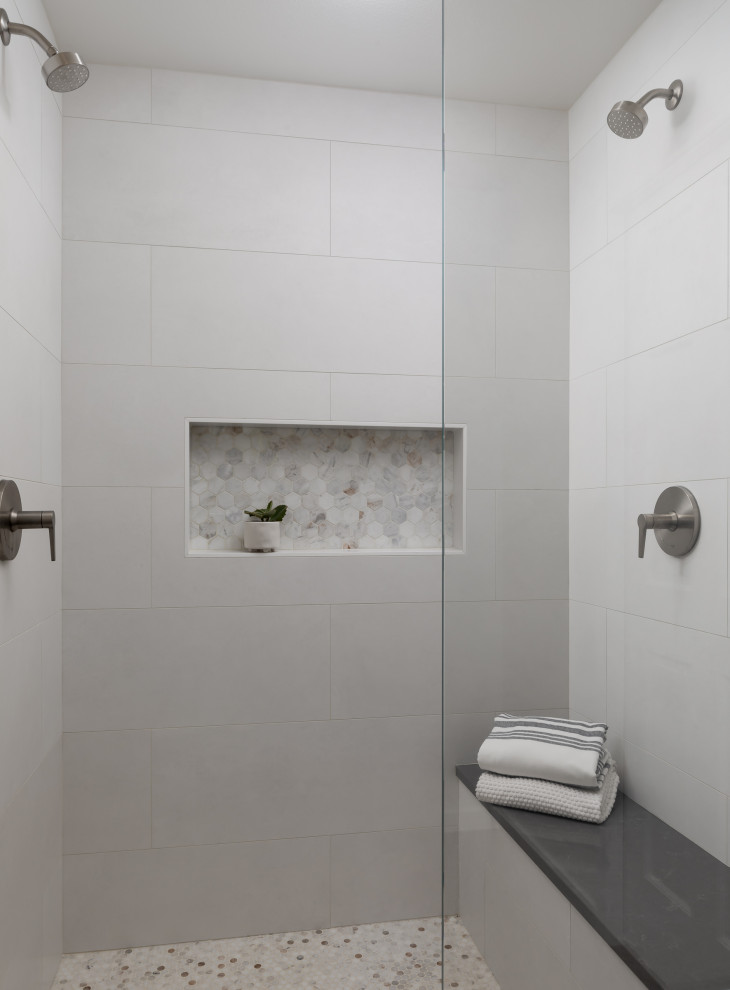 Idée de décoration pour une salle de bain principale tradition de taille moyenne avec une douche double, un carrelage blanc, des carreaux de porcelaine, un mur blanc, un sol en carrelage de terre cuite, un sol multicolore, une cabine de douche à porte battante et un banc de douche.