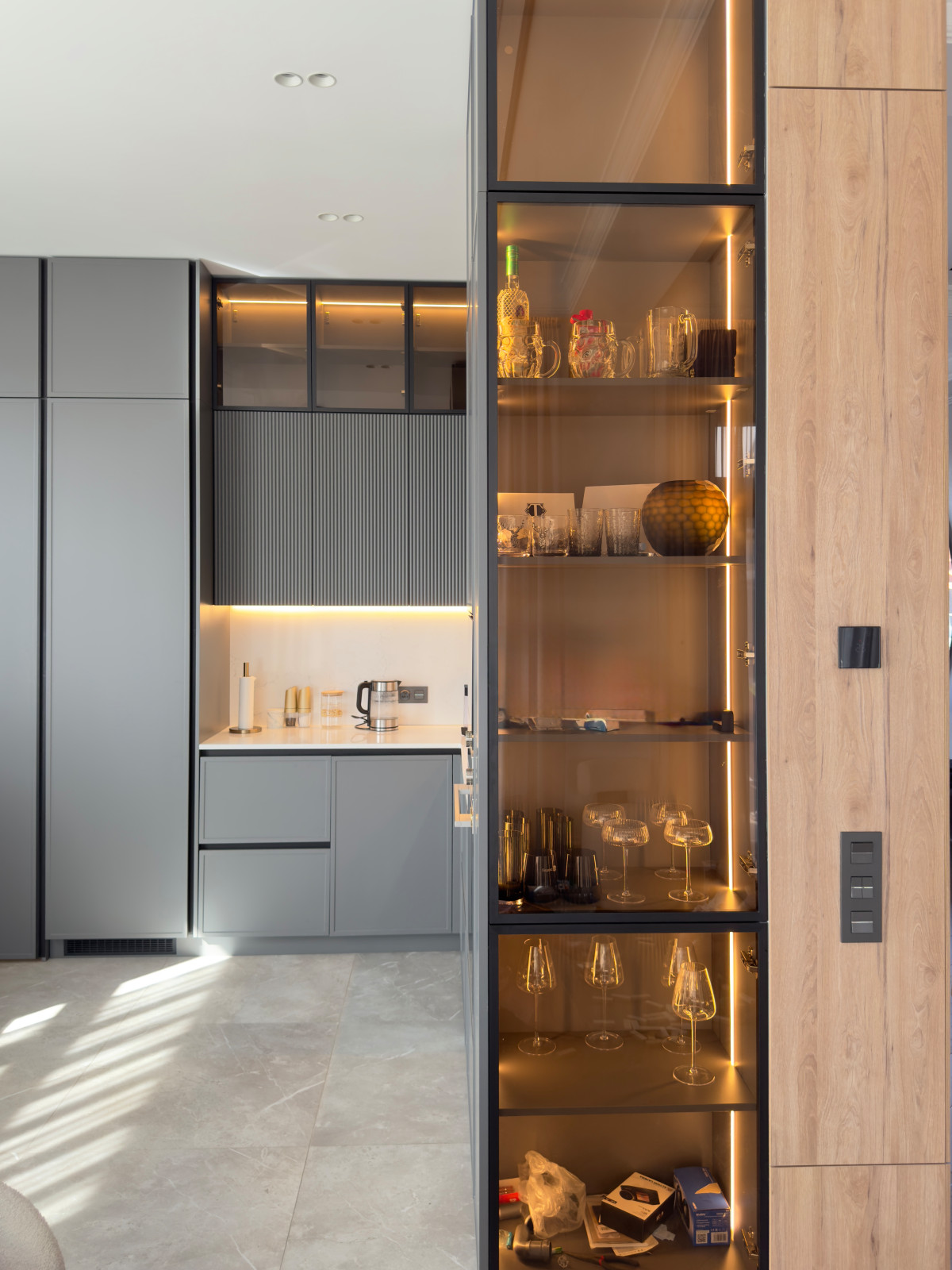 Кухня с кладовой в загородном доме