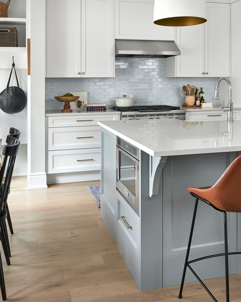 Transitional kitchen photo in Toronto