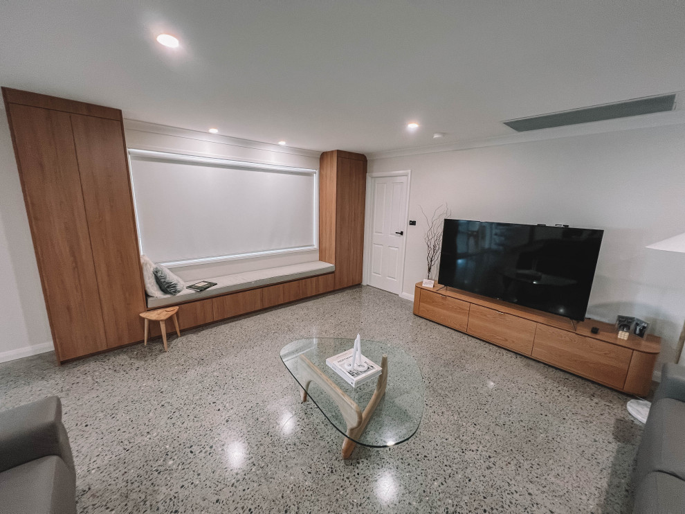 На фото: открытая гостиная комната среднего размера в скандинавском стиле с белыми стенами, бетонным полом, отдельно стоящим телевизором, серым полом, деревянным потолком и деревянными стенами