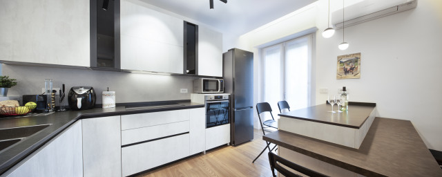 Dettaglio della cucina con penisola modern-kueche