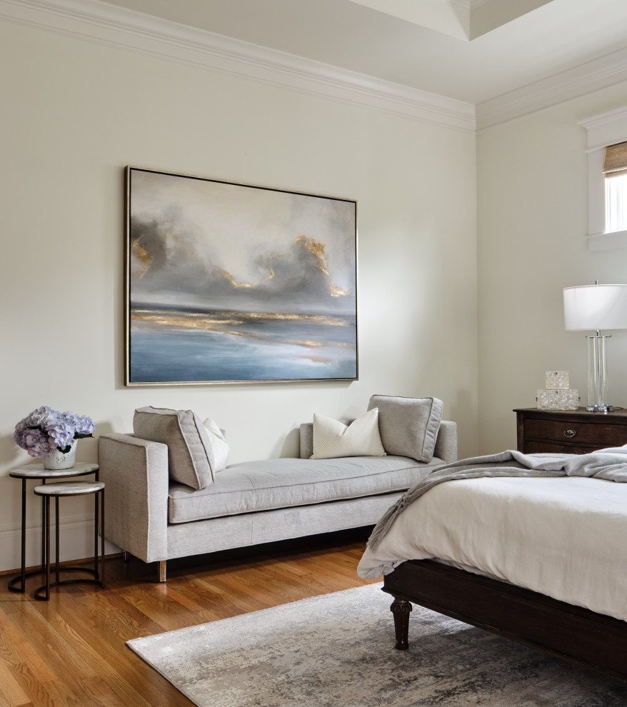 Foto di una grande camera matrimoniale stile marino con pareti bianche, pavimento in legno massello medio, pavimento marrone e soffitto ribassato