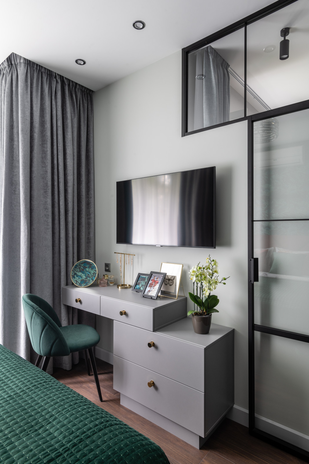 Серый, изумрудный и ягодный