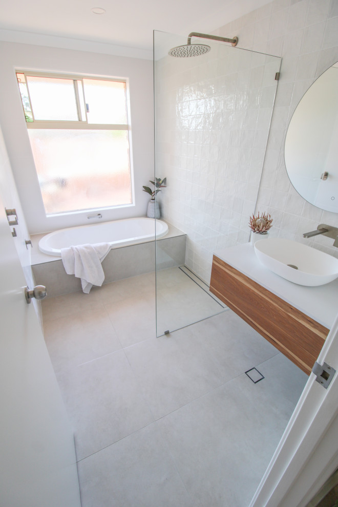 Свежая идея для дизайна: ванная комната в стиле модернизм с накладной ванной - отличное фото интерьера