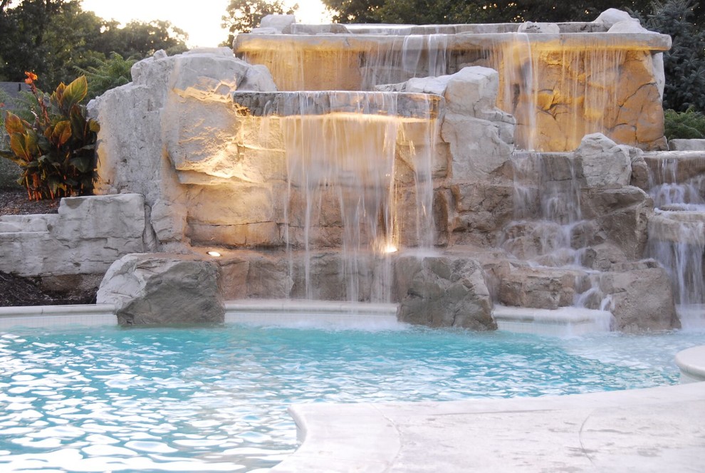 Transitional pool photo in Cedar Rapids