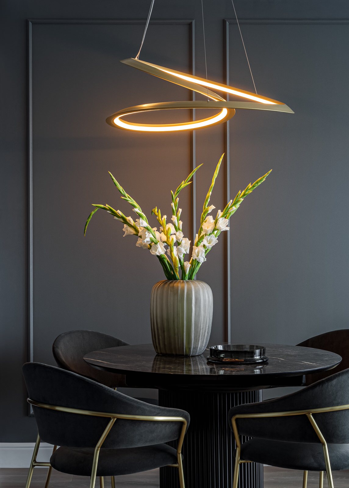 Монохромный серый в реализованном дизайн-проекте в Москве