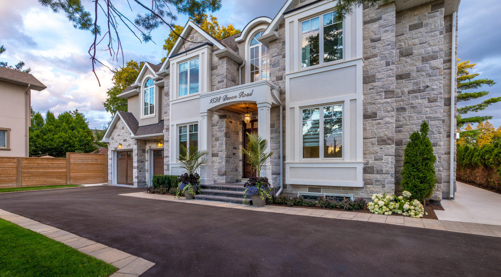Inspiration for a mid-sized transitional landscaping in Toronto.