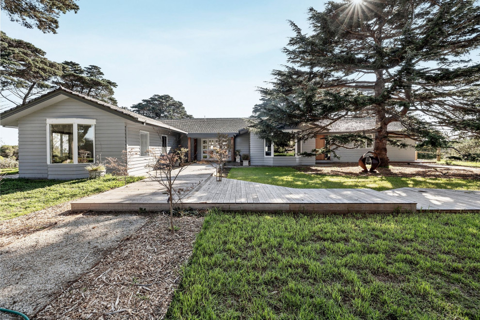 This is an example of an expansive contemporary one-storey grey house exterior in Geelong.