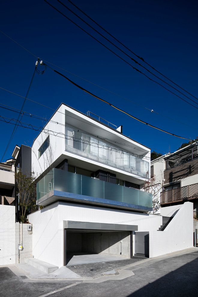 This is an example of a mid-sized modern two-storey white exterior in Osaka with a gable roof.