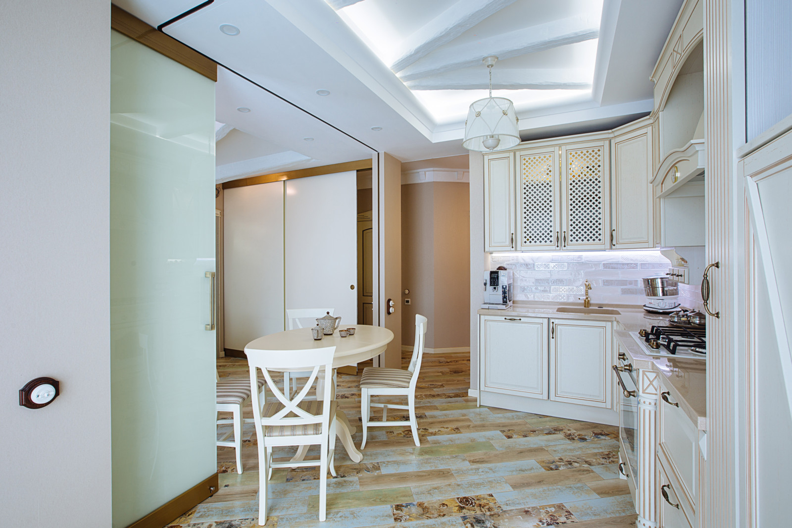 Современная интерпретация стиля "Шебби-шик" в двухкомнатной квартире на мансарде