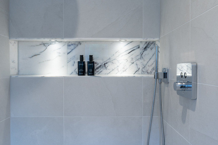 Exempel på ett stort modernt badrum med dusch
