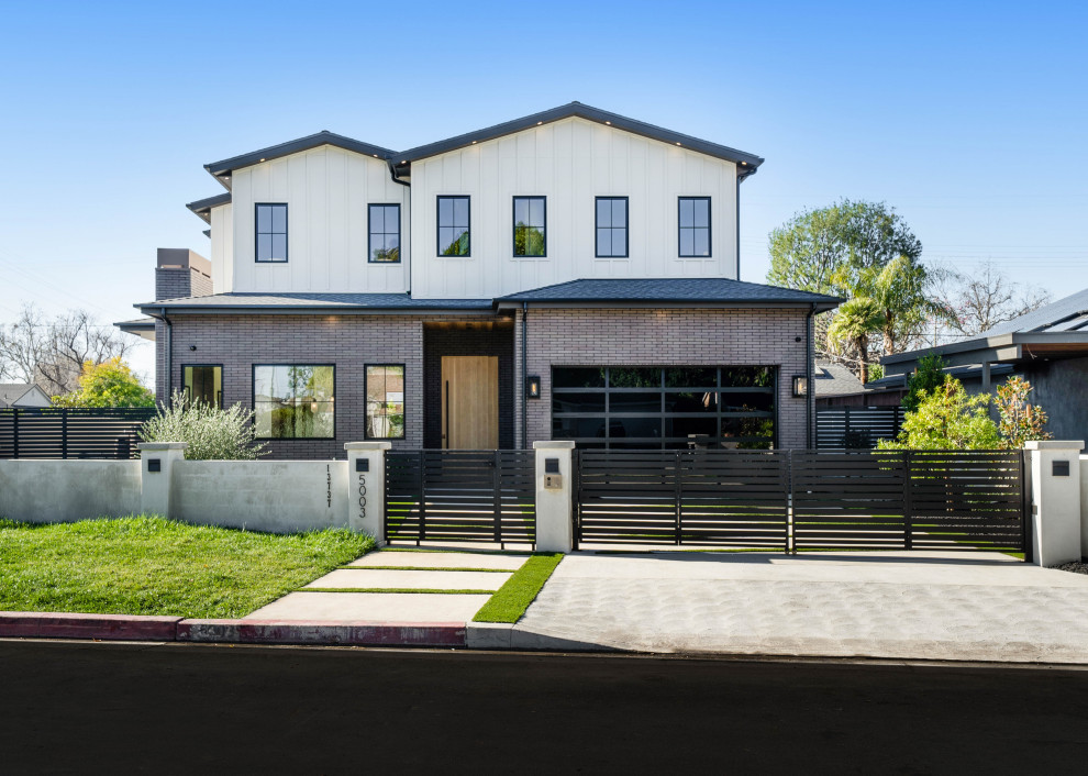 Moderne Haustür mit grauer Wandfarbe, Doppeltür und heller Holzhaustür in Los Angeles