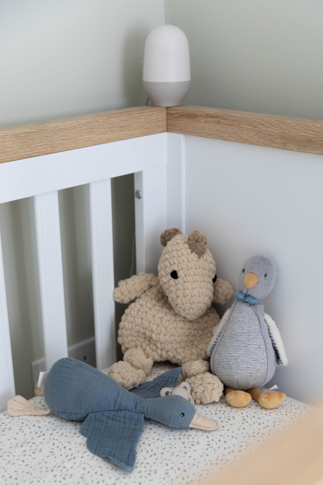 Réalisation d'une chambre de bébé garçon nordique de taille moyenne avec un mur vert, moquette et un sol beige.