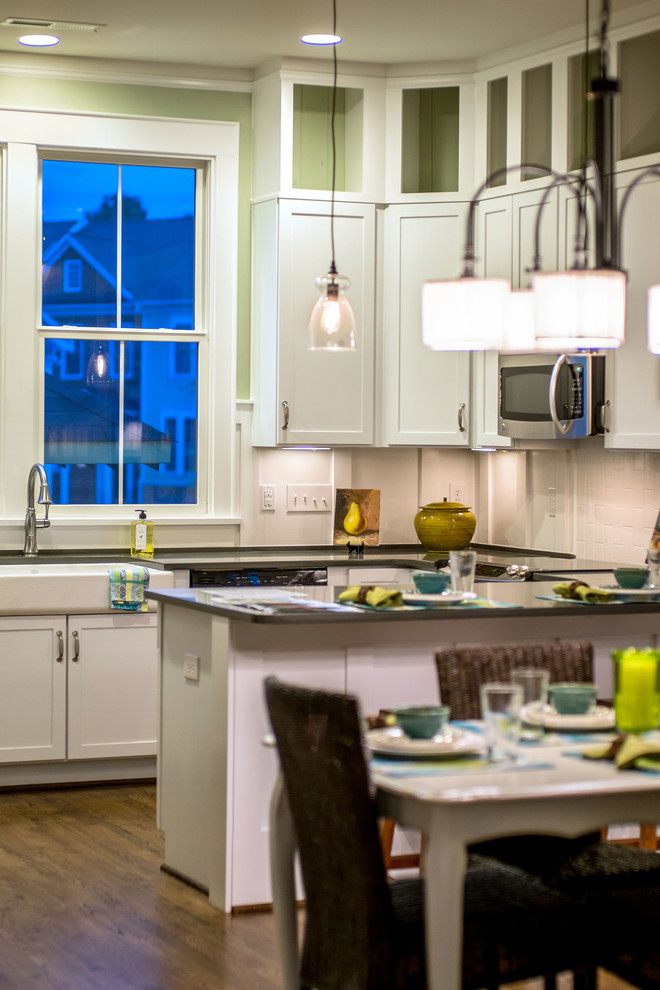 Kitchen - transitional kitchen idea in Charlotte