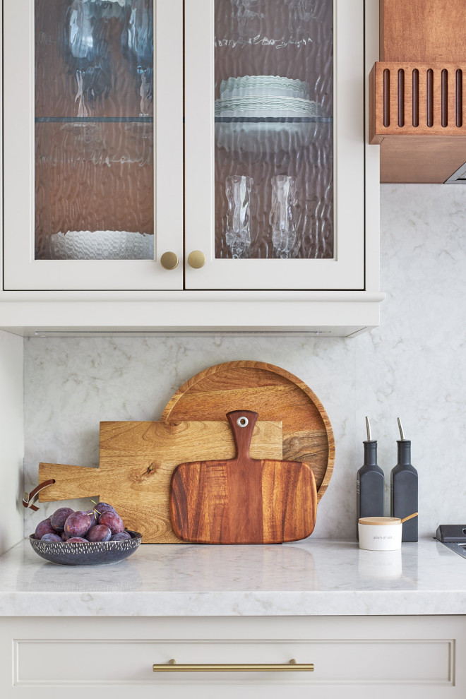Inspiration for a transitional kitchen remodel in Toronto