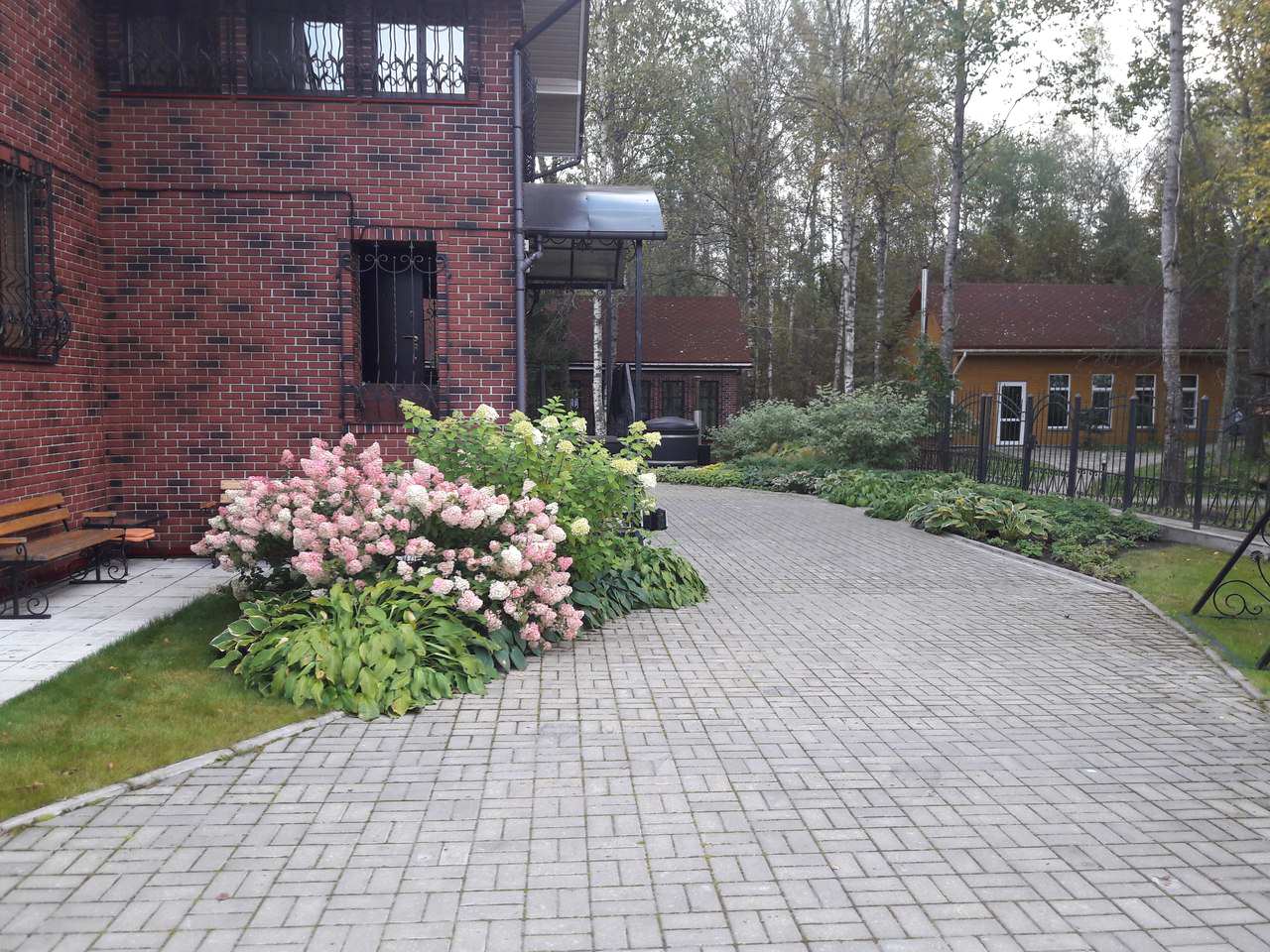 Сад  на холмах