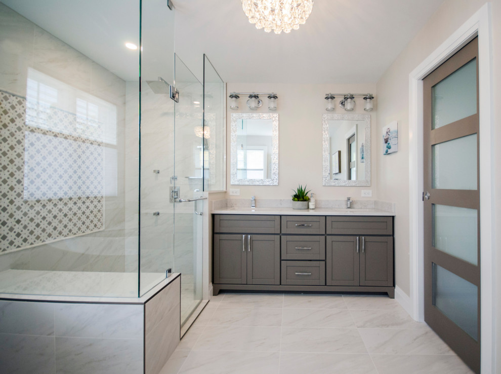Esempio di una grande stanza da bagno padronale moderna con ante marroni, pavimento con piastrelle in ceramica, top in granito, porta doccia a battente, top bianco, due lavabi e mobile bagno incassato